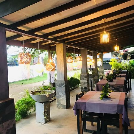 Manel Guest House Полоннарува Экстерьер фото