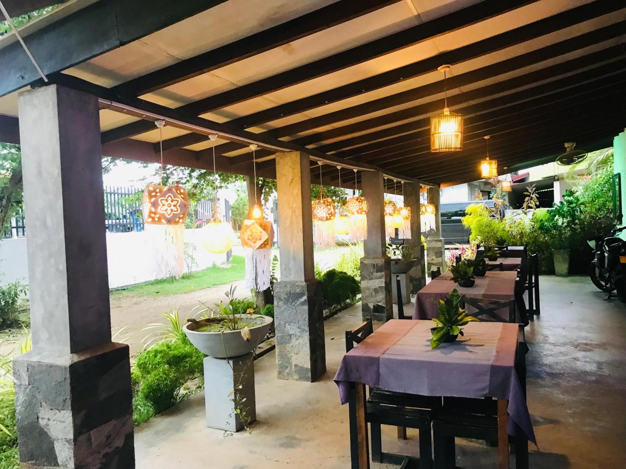 Manel Guest House Полоннарува Экстерьер фото