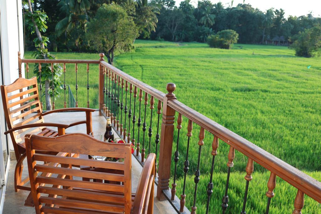 Manel Guest House Полоннарува Экстерьер фото