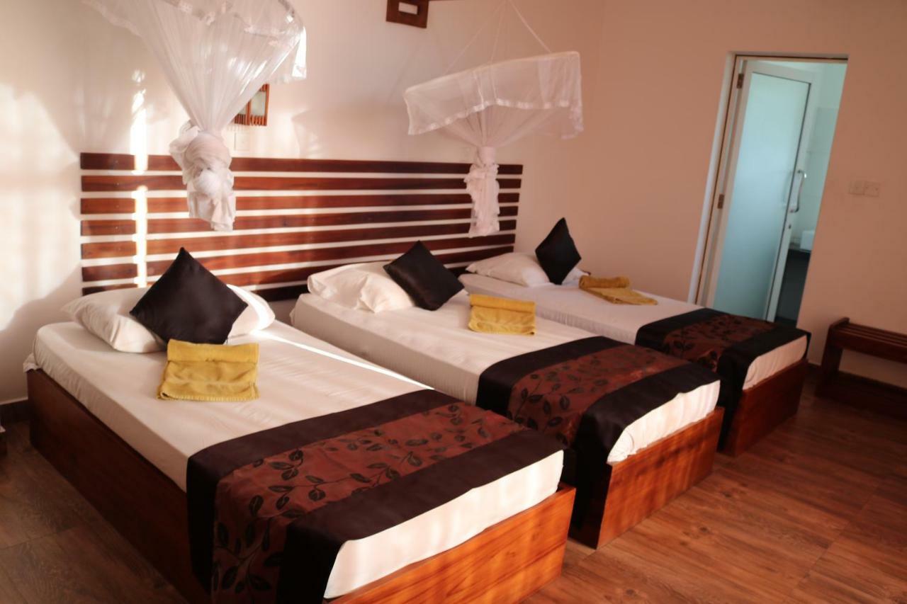 Manel Guest House Полоннарува Экстерьер фото